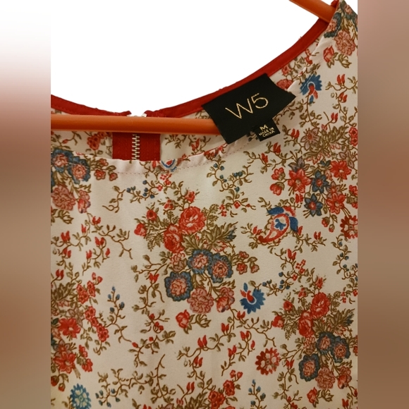 W5 Short Sleeve Blue and Pink Floral Blouse Zipper Back Size Medium Polyester - Picture 2 of 4